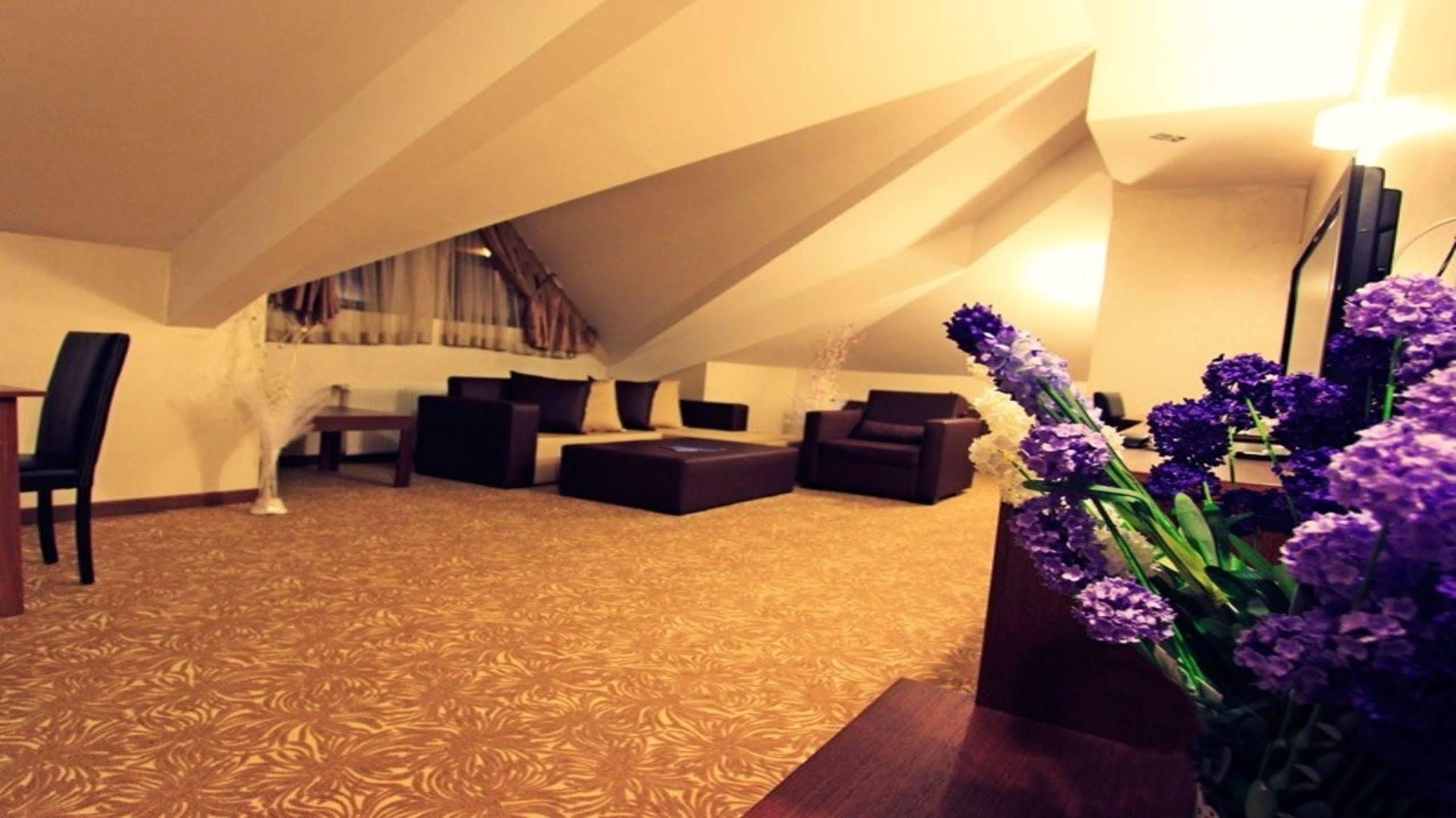 Highway Otel Elmalık Esterno foto